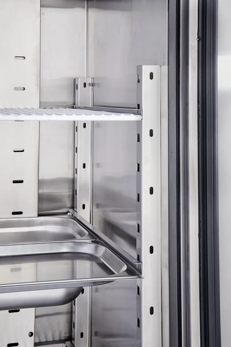 METRO Professional Frigorifero GRE2700, acciaio inox, 3 ripiani regolabili, sbrinamento automatico, refrigerazione ventilata, 455 l, 220 W, con serratura, argento