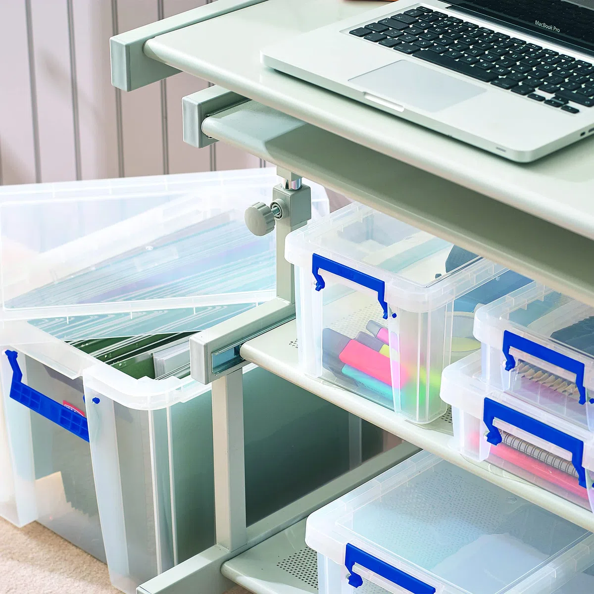 Bankers Box Prostore scatola porta oggetti in plastica con coperchio, 10 litri, impilabile, scatole per armadio super resistenti, dimensioni 14x34x21.5 cm, contenitori plastica trasparente, 1 pezzo
